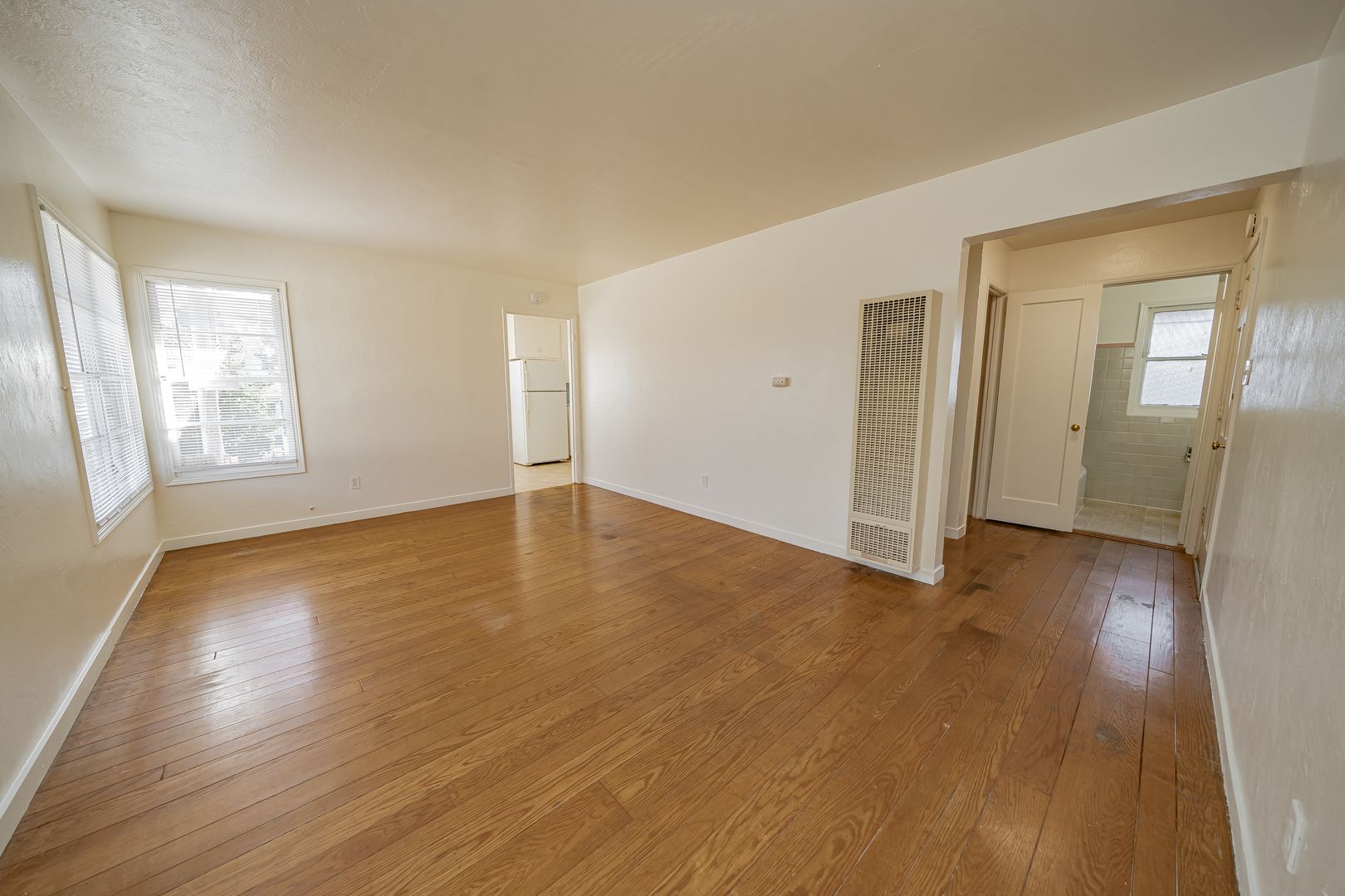 Oakland Apartment: 1915-1937 33rd Ave