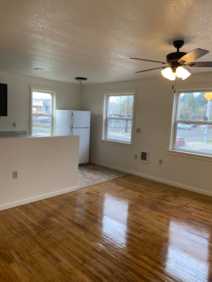 Portland Apartment: 608 SE Tacoma St.