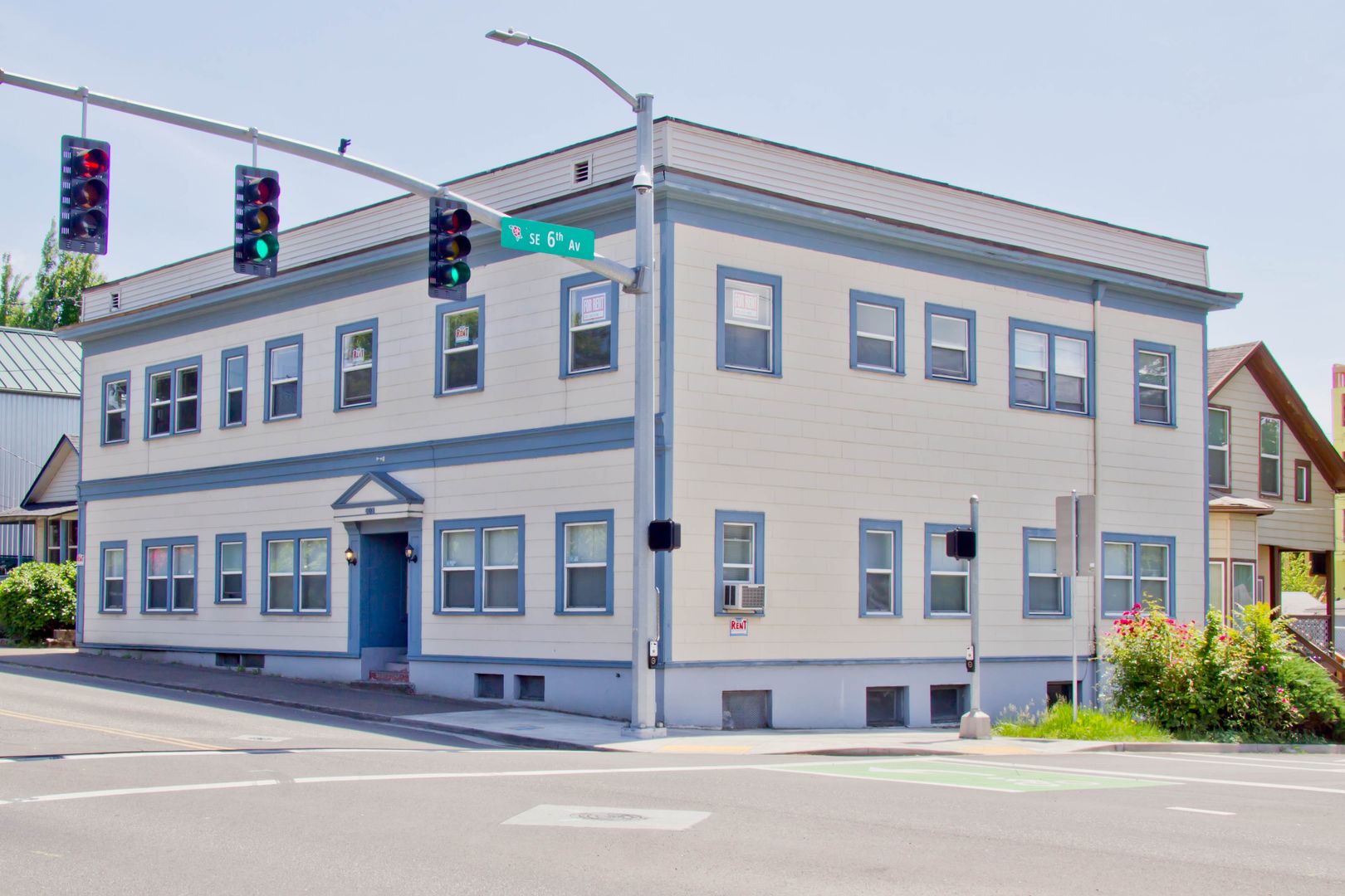 Portland Apartment: 608 SE Tacoma St.