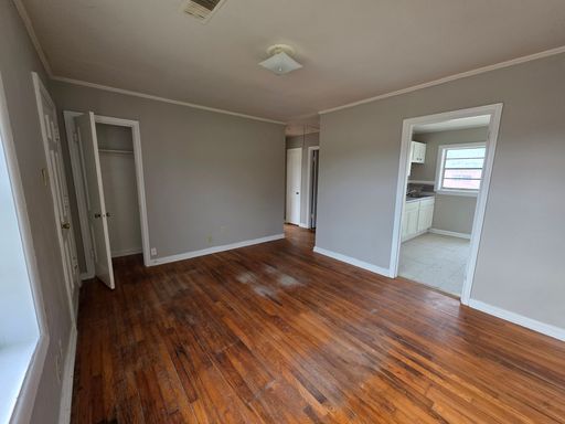 Charming 2 Bedroom, 1 Bath Apartment in the Heart of Town