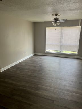 Beautiful 2 Bedroom, 1.5 Bath Apartment – Comfort, Convenience & Style – photo 1