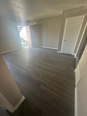 Cozy 2 Bedroom Apartment – Recently Updated!