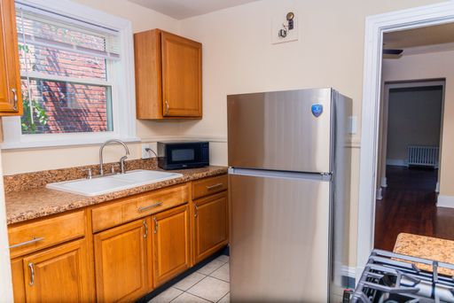 LABOR DAY SPECIAL**ONE MONTH FREE SIGN BY 9/11/2026 Top Floor, covered balcony in Manchester Available Now! – photo 1