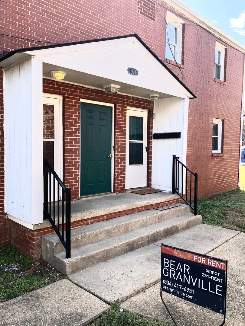 Richmond Apartment: 1903 Grayland Ave