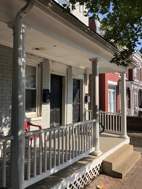 LABOR DAY SPECIAL*** 1/2 MONTH FREE SIGN BY 9/11/26 Second floor unit just 4 blocks from VCU! – photo 1