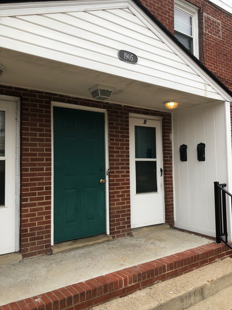 Richmond Apartment: 1905 Grayland Ave