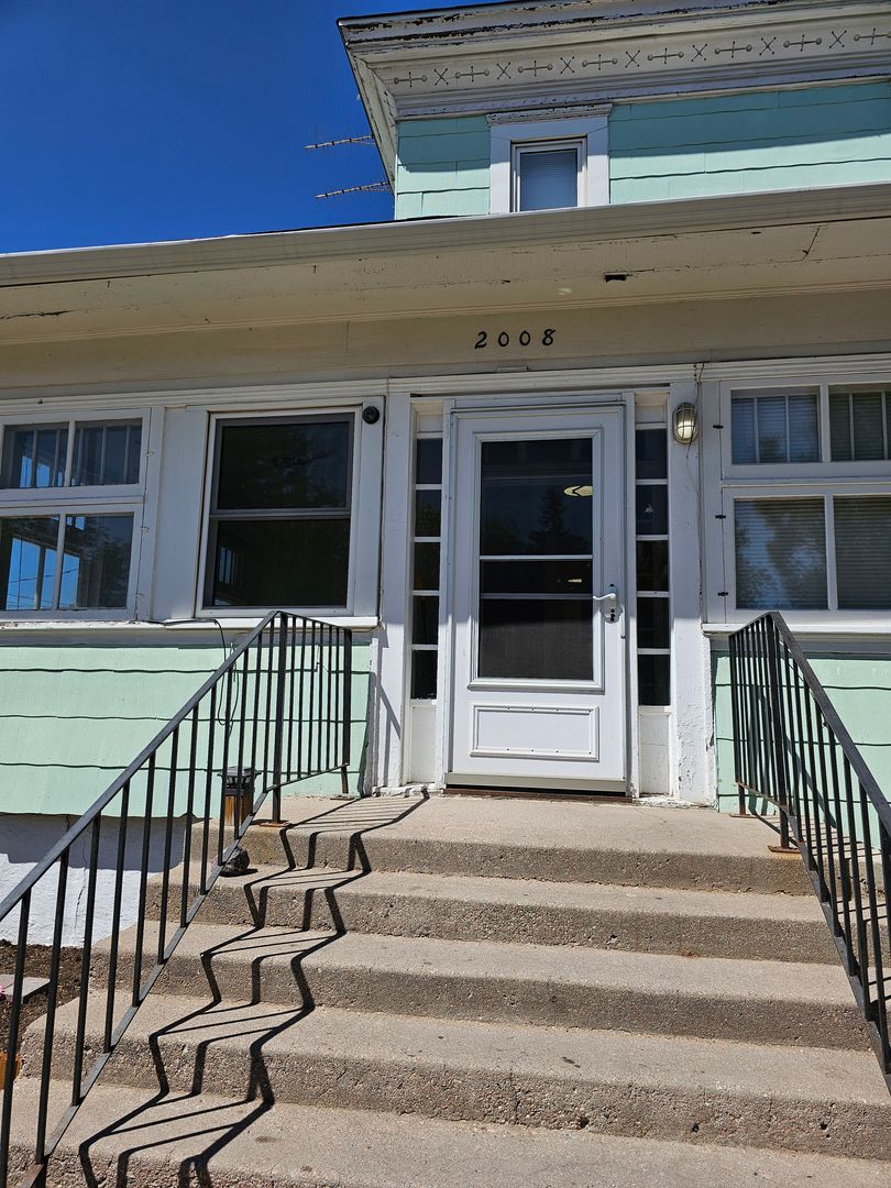 Cheyenne Apartment: 2008 Van Lennen Ave