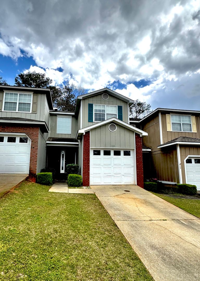 Enterprise Townhome: 104 Pineridge Dr