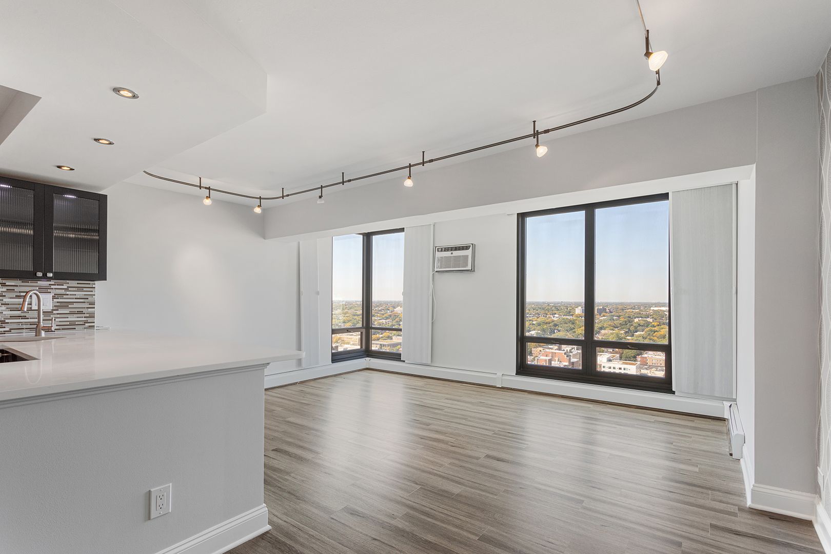 Chicago Apartment: 6166 N Sheridan Rd