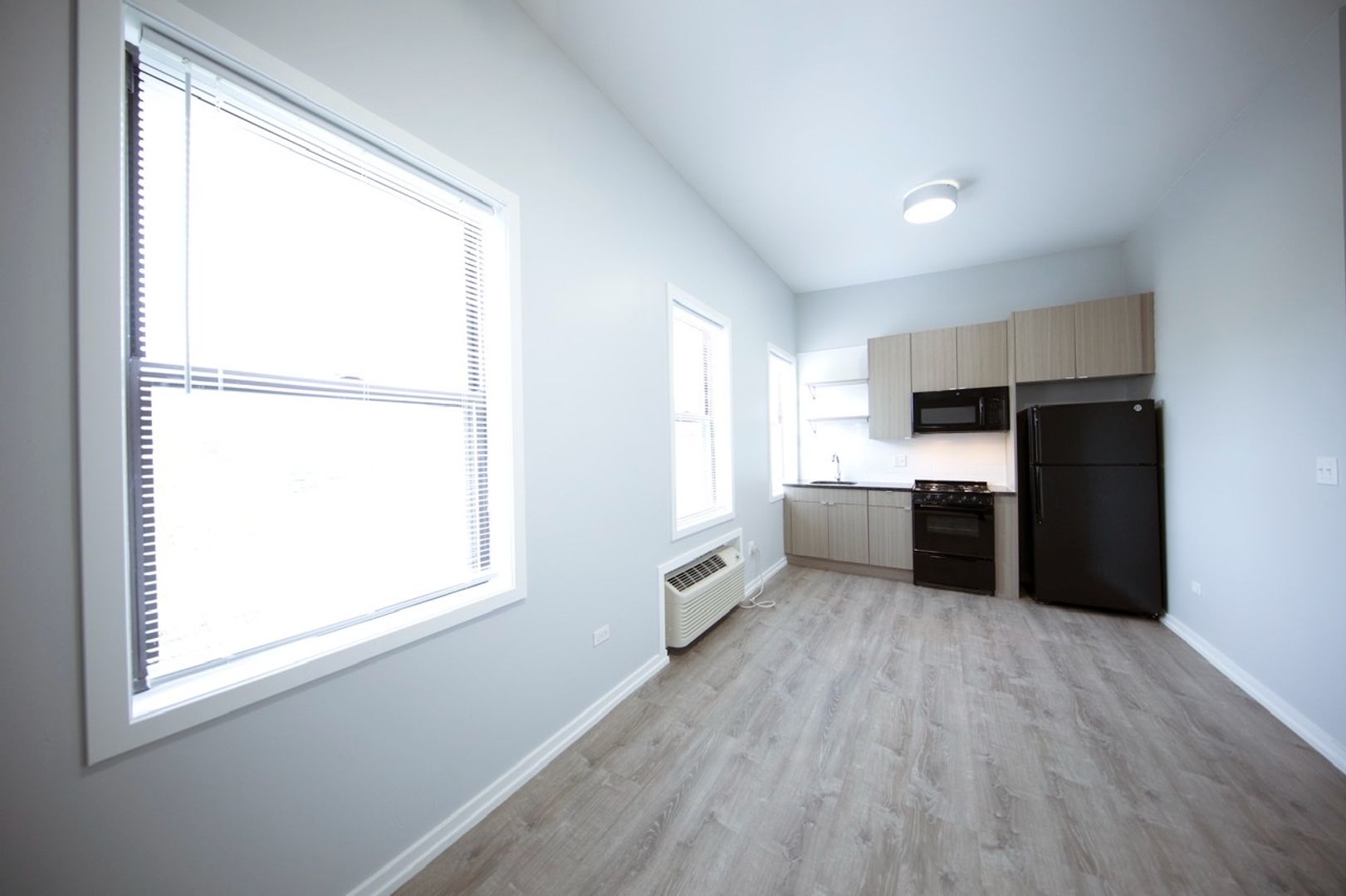 Chicago Apartment: 4875 N Magnolia Ave