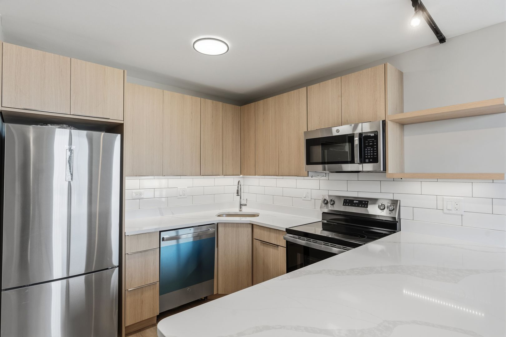 Chicago Apartment: 6166 N Sheridan Rd