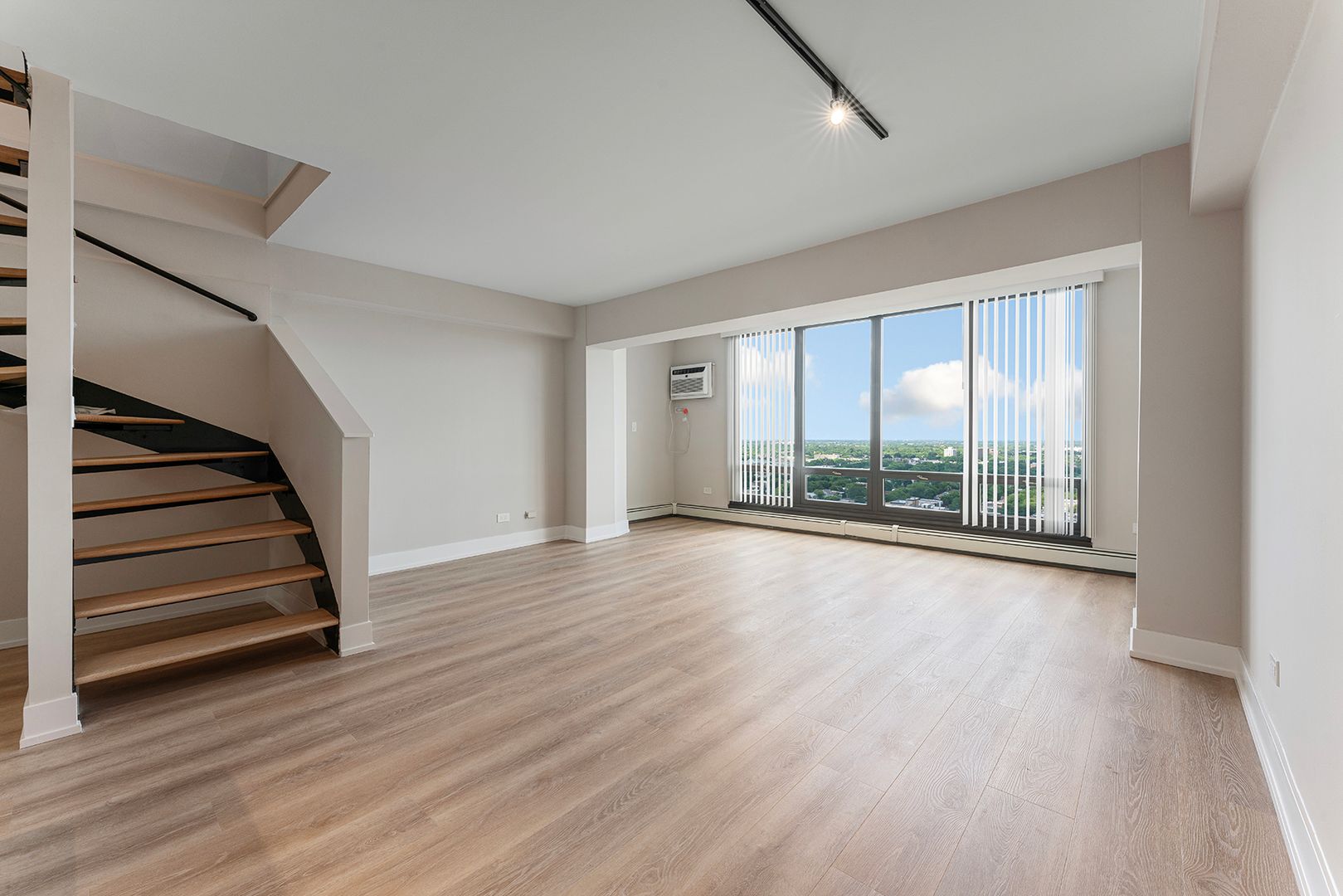 Chicago Apartment: 6166 N Sheridan Rd