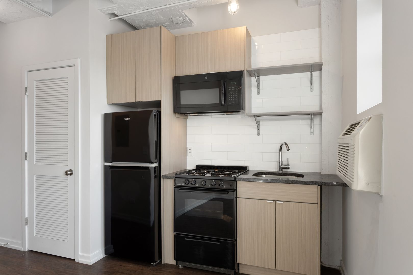 Chicago Apartment: 1325 W Wilson Avenue