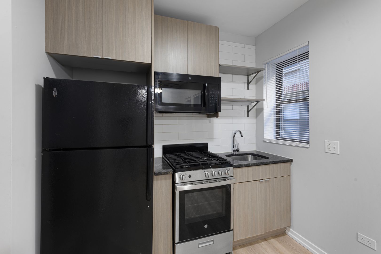 Chicago Apartment: 4875 N Magnolia Ave