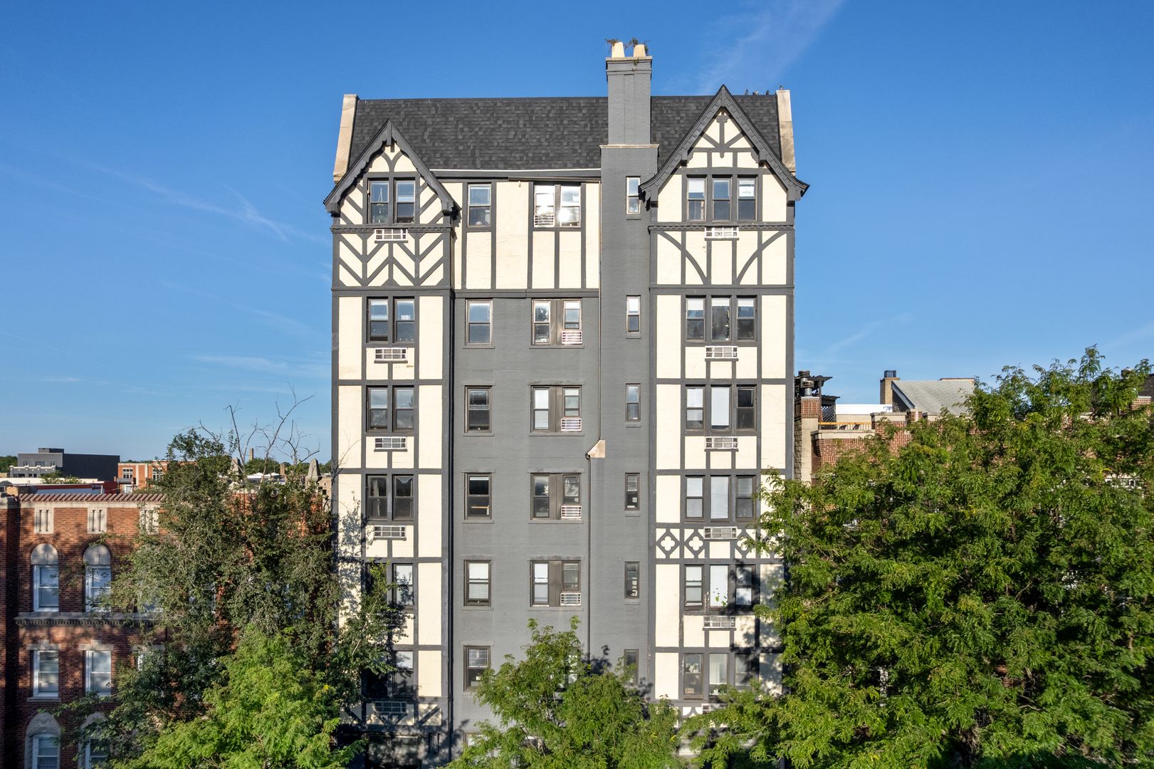 Chicago Apartment: 5718 N Winthrop Avenue