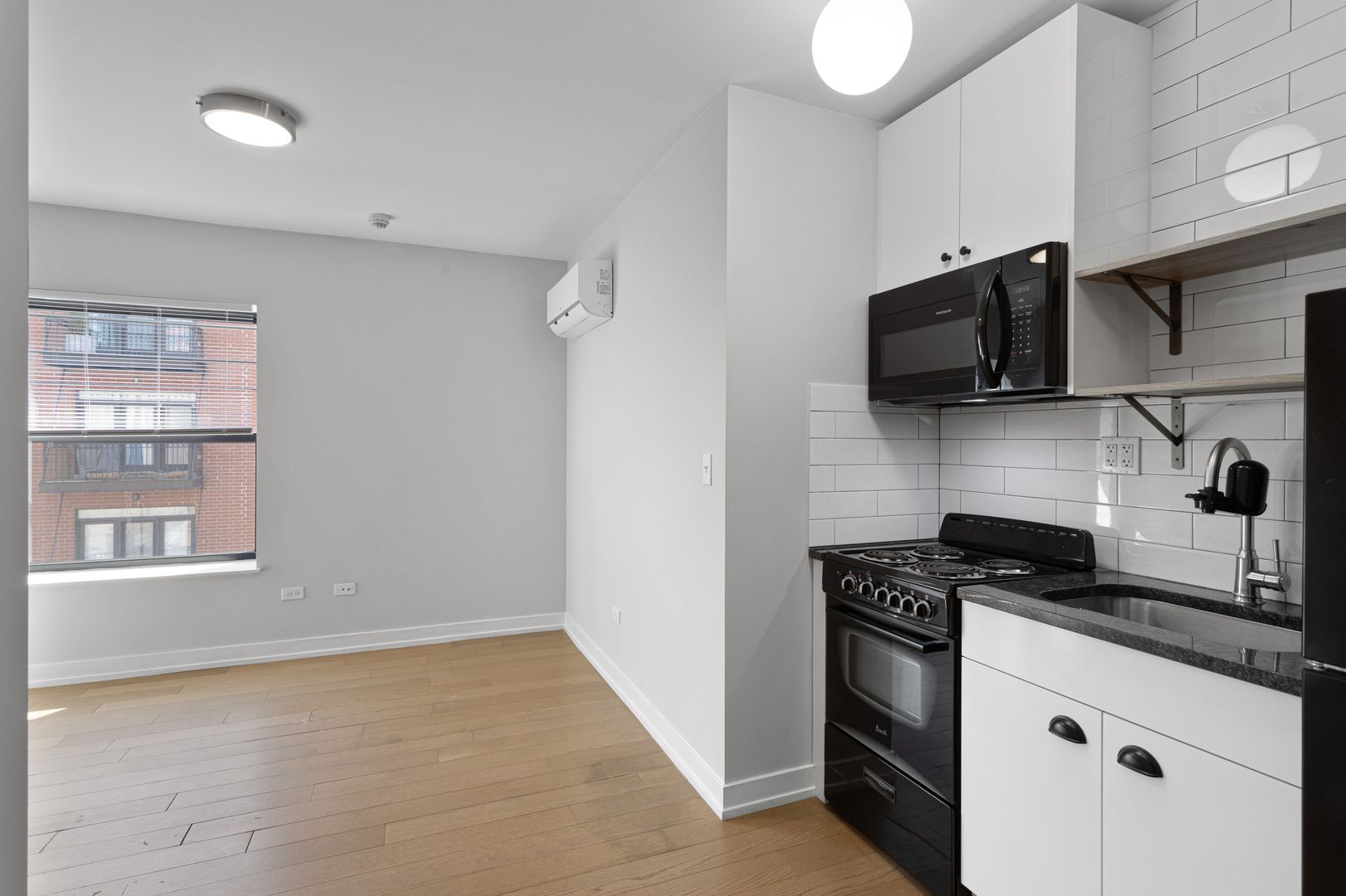 Chicago Apartment: 6019 N Winthrop Avenue