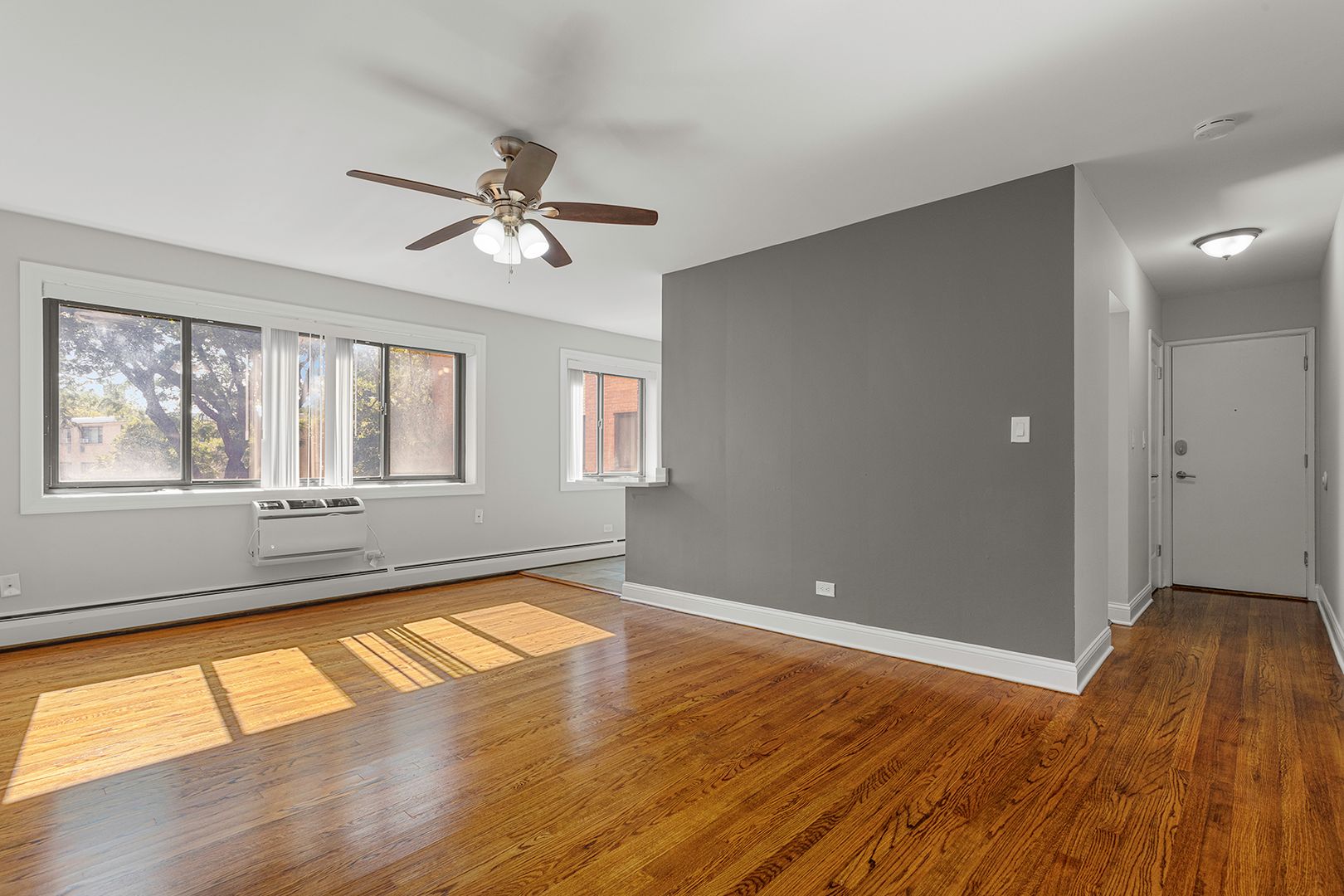 Chicago Apartment: 6826 N Ridge Blvd