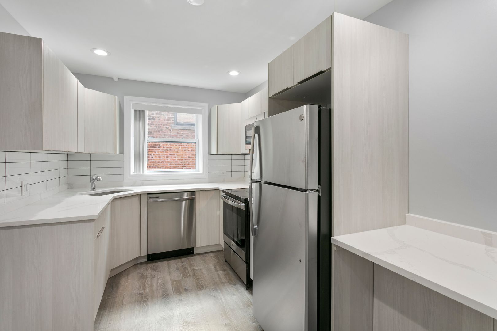 Chicago Apartment: 7630 - 38 N Eastlake Ter