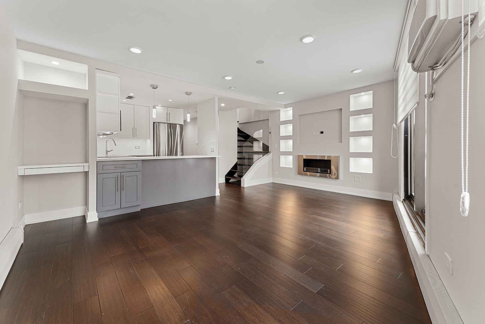 Chicago Apartment: 6166 N Sheridan Rd