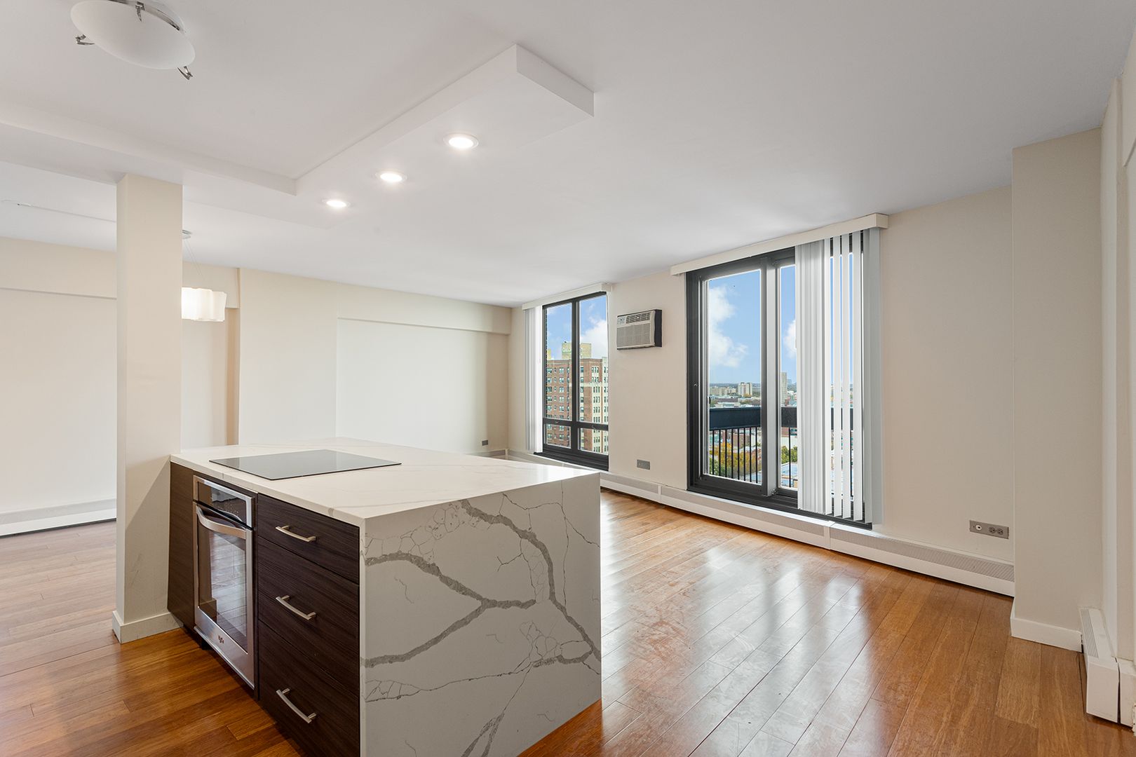 Chicago Apartment: 6166 N Sheridan Rd