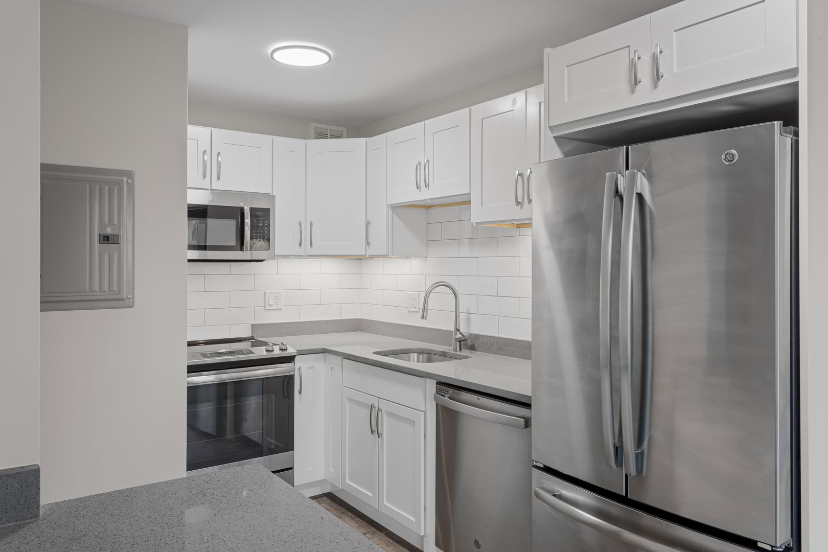 Chicago Apartment: 6166 N Sheridan Rd