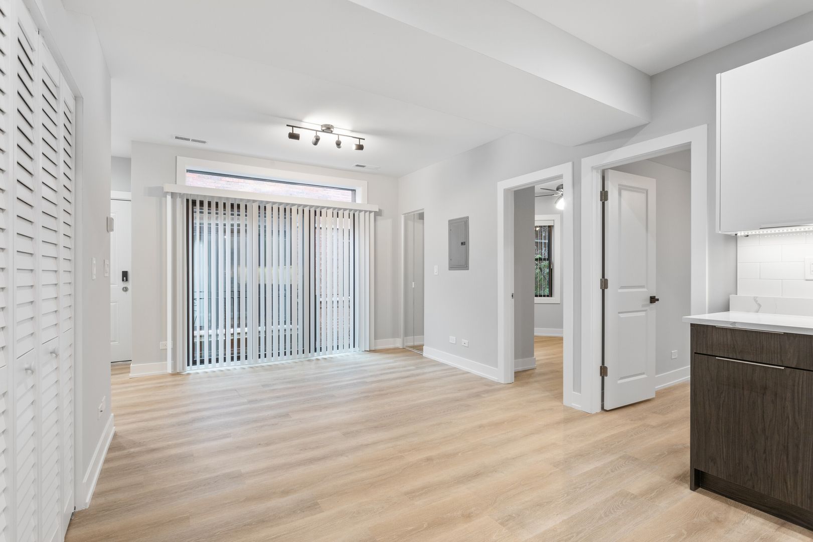 Chicago Apartment: 1548-1558.5 W Juneway