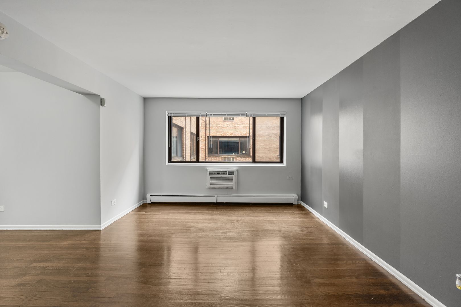 Chicago Apartment: 6029 N Winthrop Ave