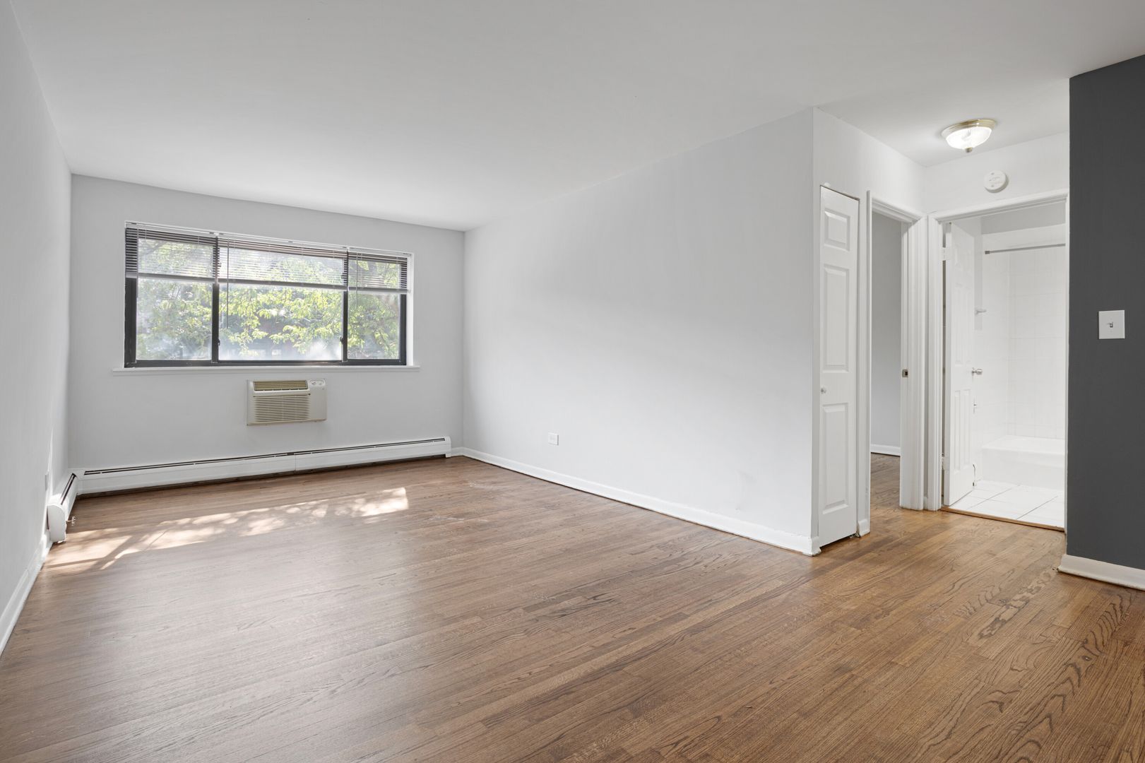 Chicago Apartment: 6758 N. Sheridan Rd.