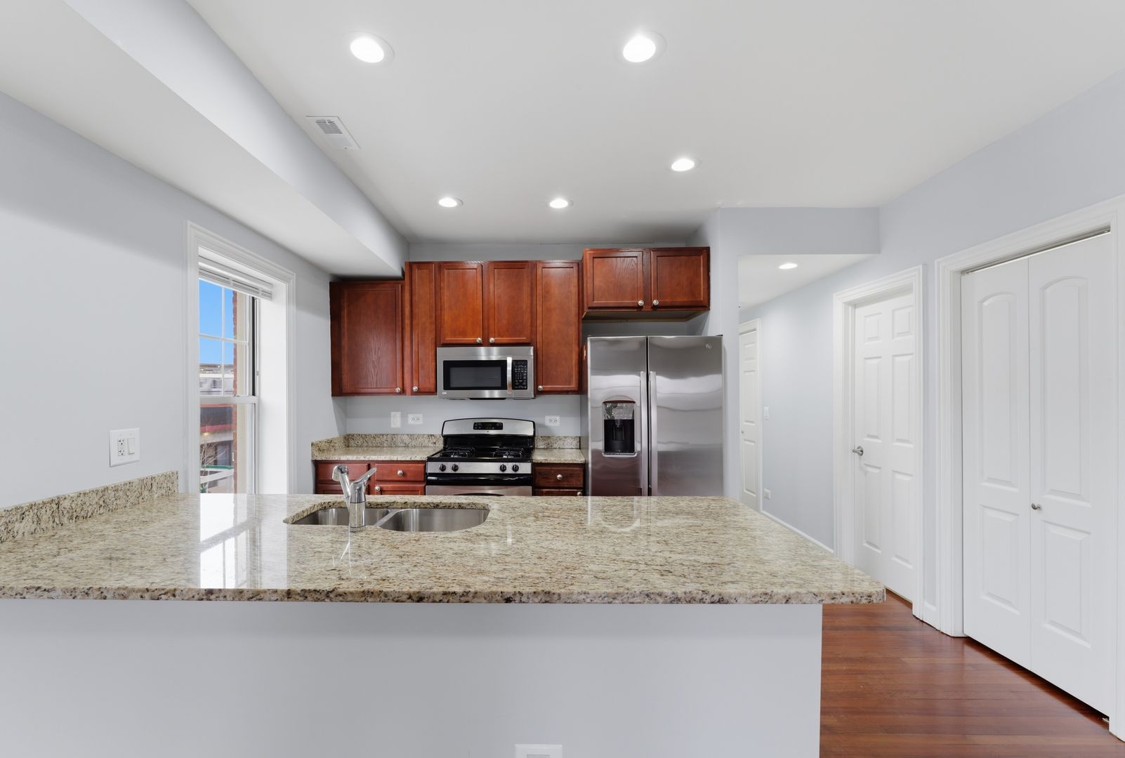 Chicago Apartment: 7357-67 N Ashland Ave