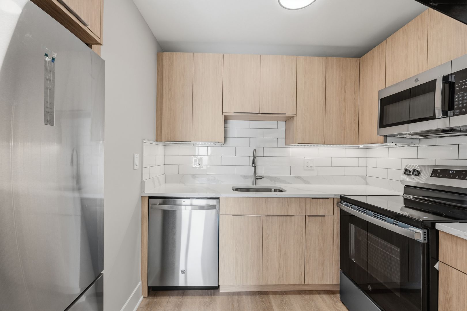 Chicago Apartment: 6166 N Sheridan Rd