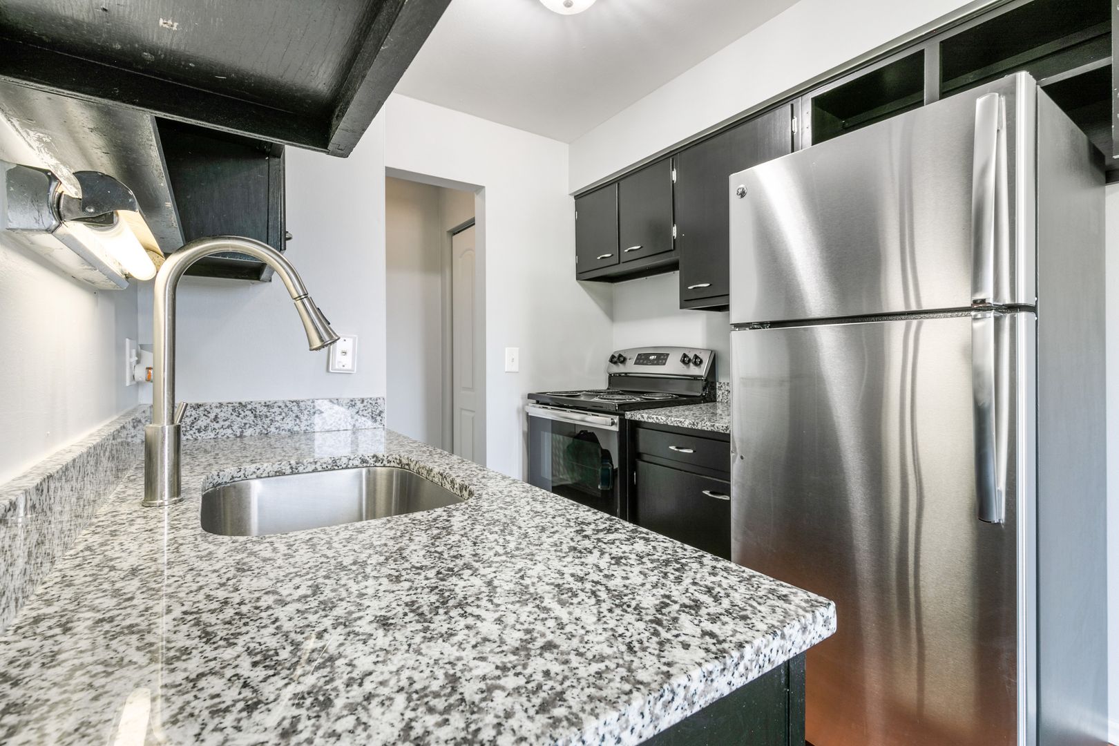 Chicago Apartment: 6021 N Winthrop Ave