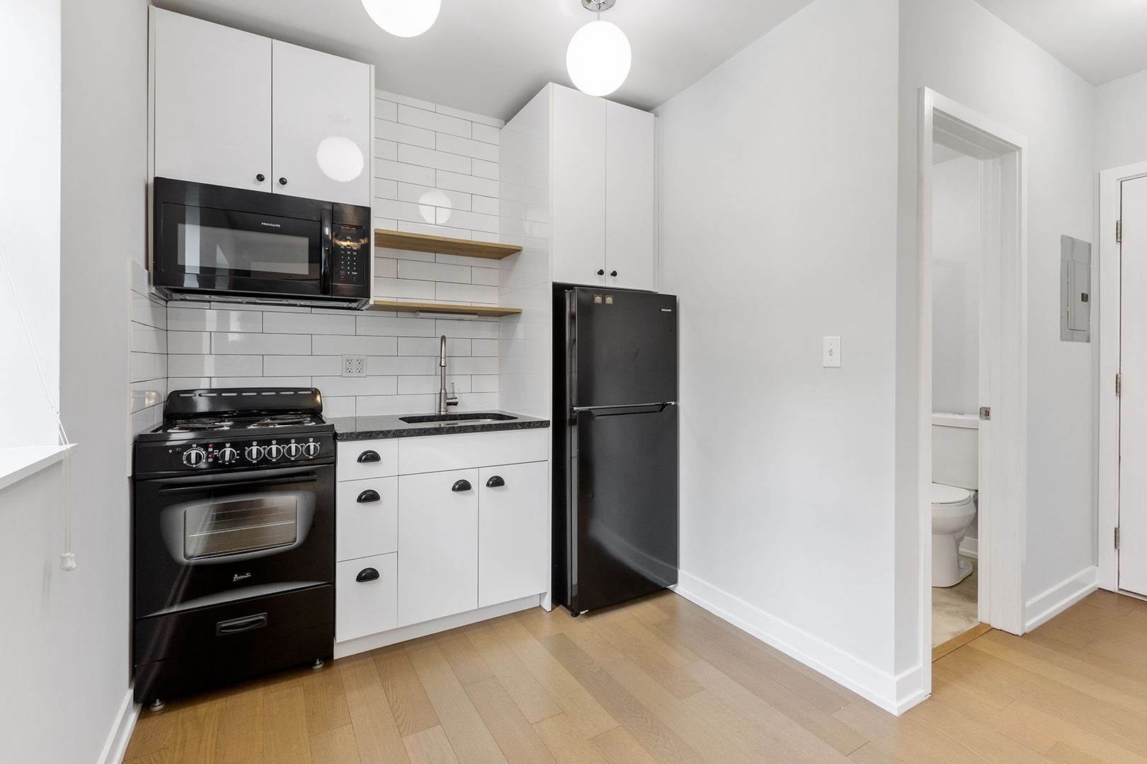 Chicago Apartment: 6019 N Winthrop Avenue