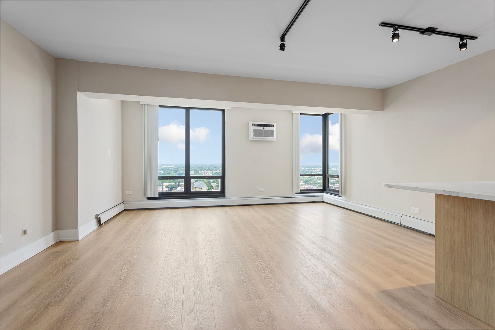Chicago Apartment: 6166 N Sheridan Rd