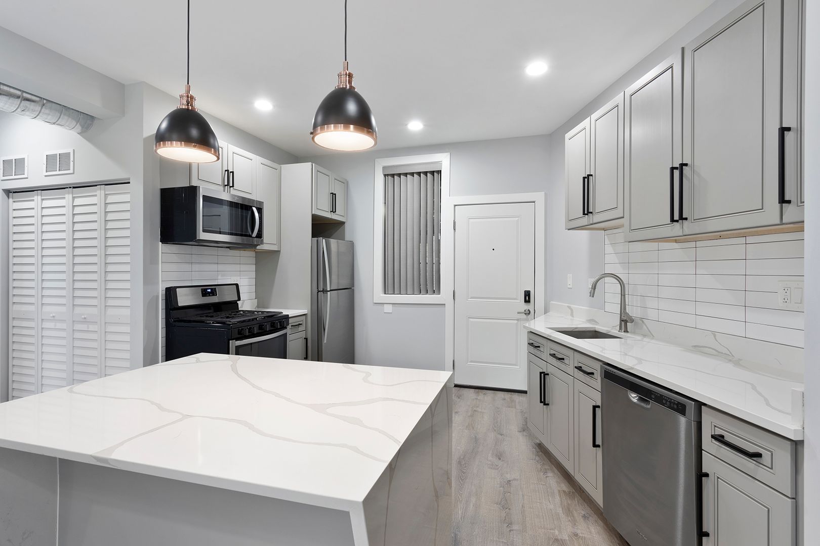 Chicago Apartment: 7642-48 N Eastlake Terrace