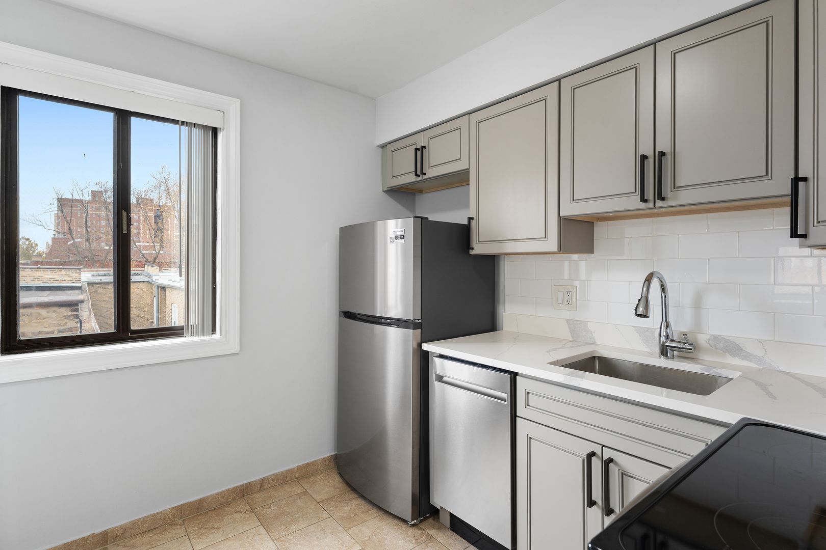Chicago Apartment: 6029 N Winthrop Ave