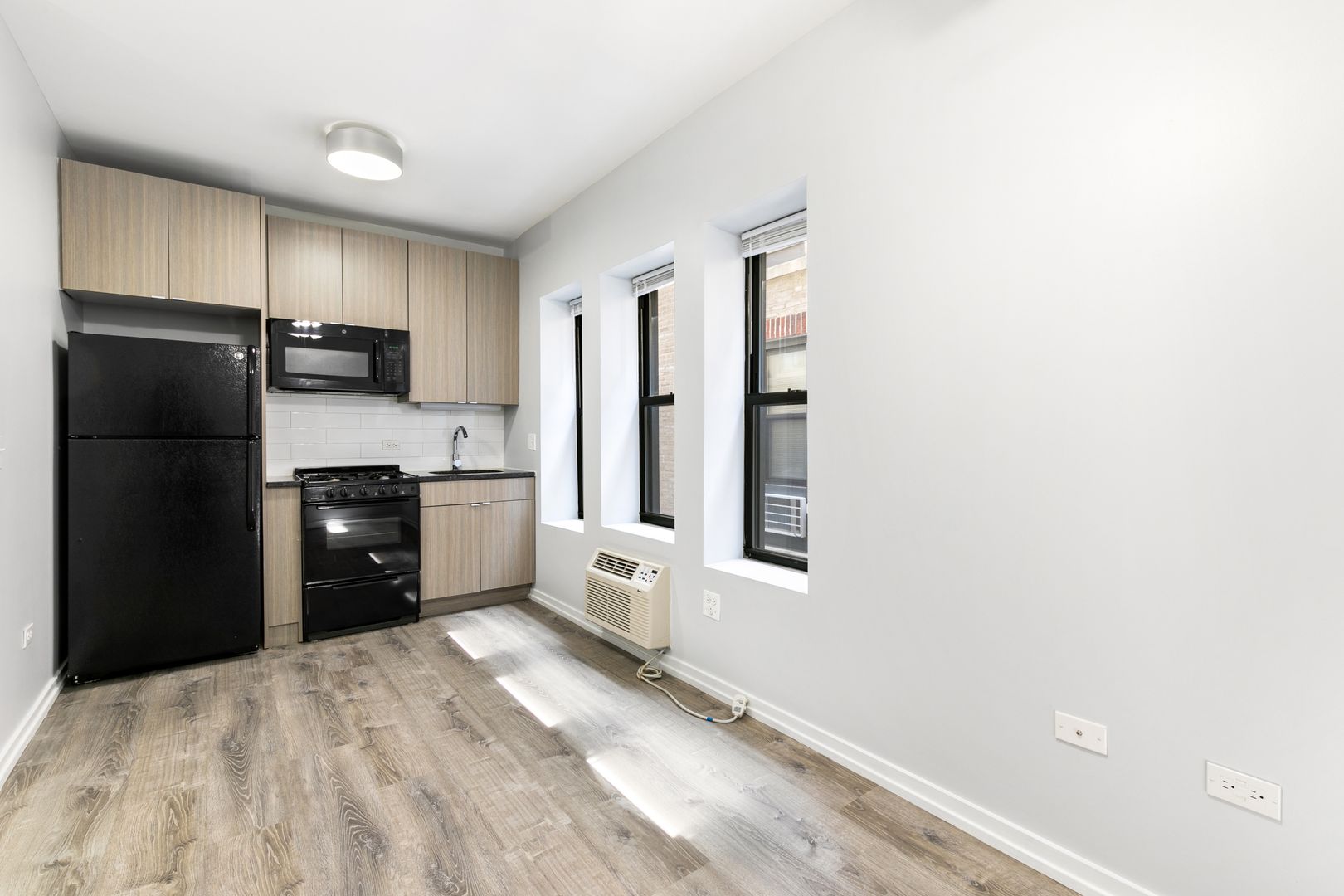 Chicago Apartment: 4875 N Magnolia Ave