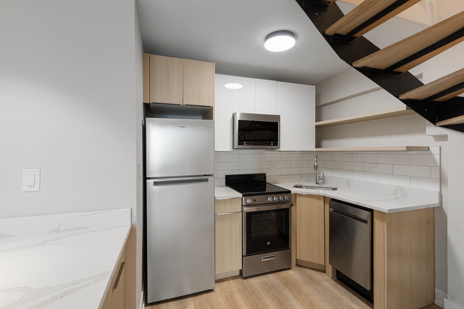 Chicago Apartment: 6166 N Sheridan Rd