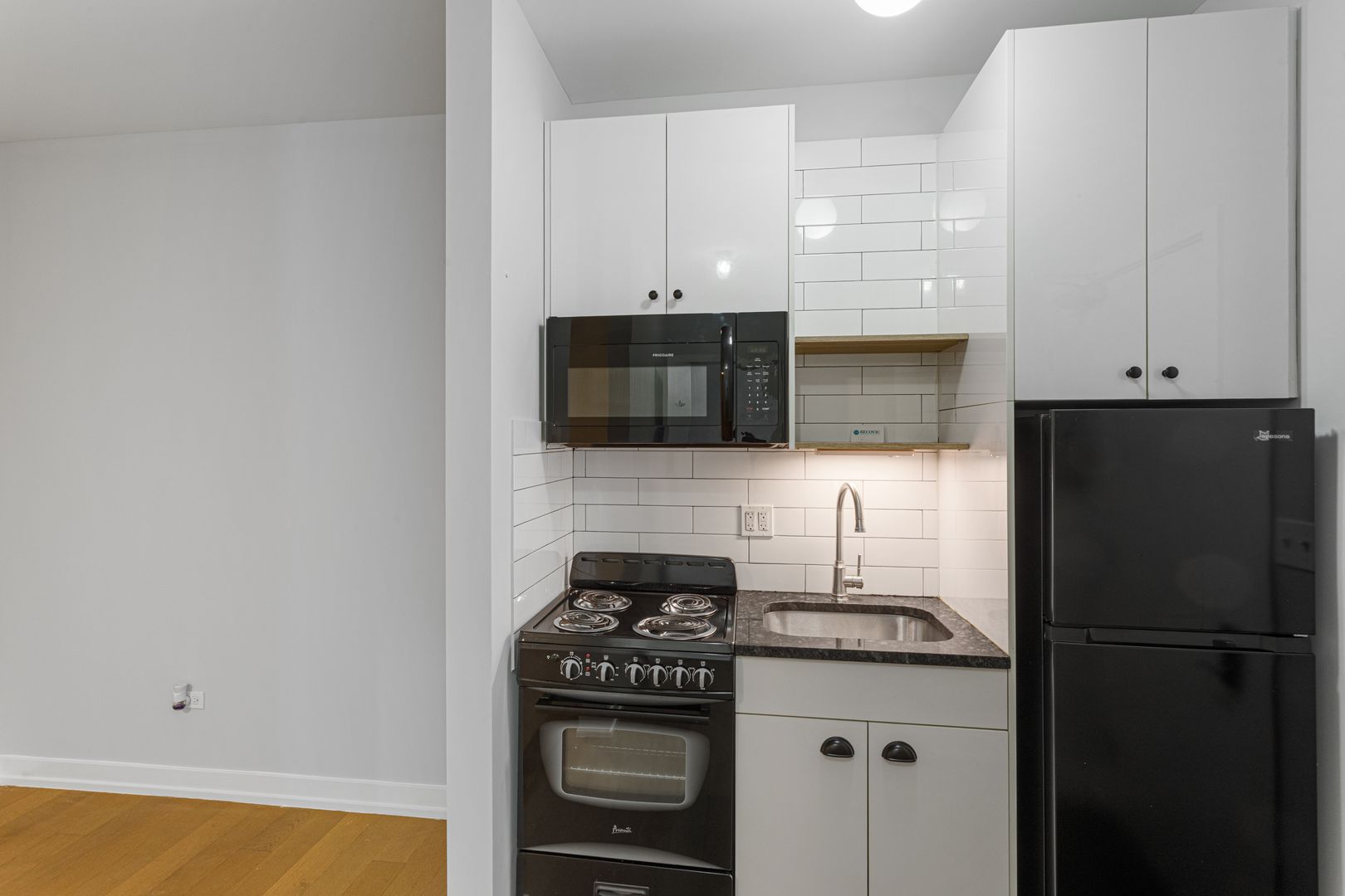 Chicago Apartment: 6019 N Winthrop Avenue