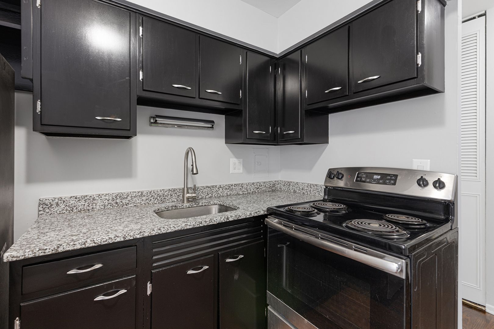 Chicago Apartment: 6029 N Winthrop Ave
