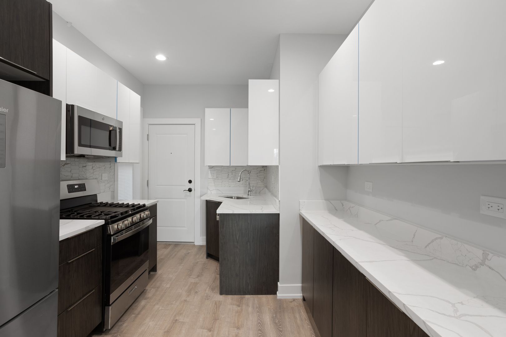 Chicago Apartment: 1902-1908 W Morse Ave