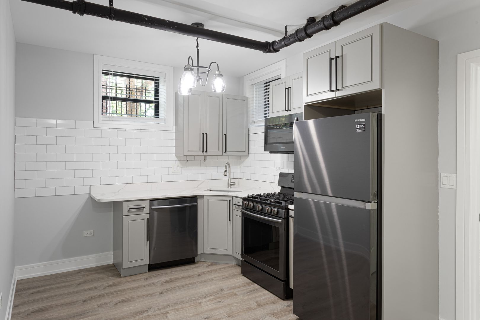 Chicago Apartment: 6100-6118 N Winthrop Ave