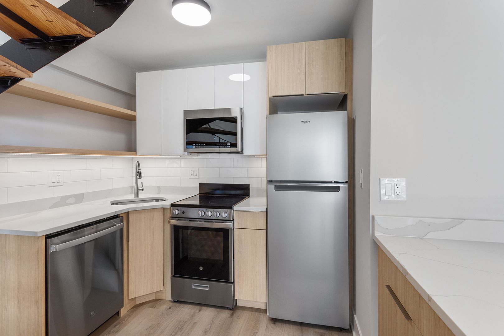 Chicago Apartment: 6166 N Sheridan Rd