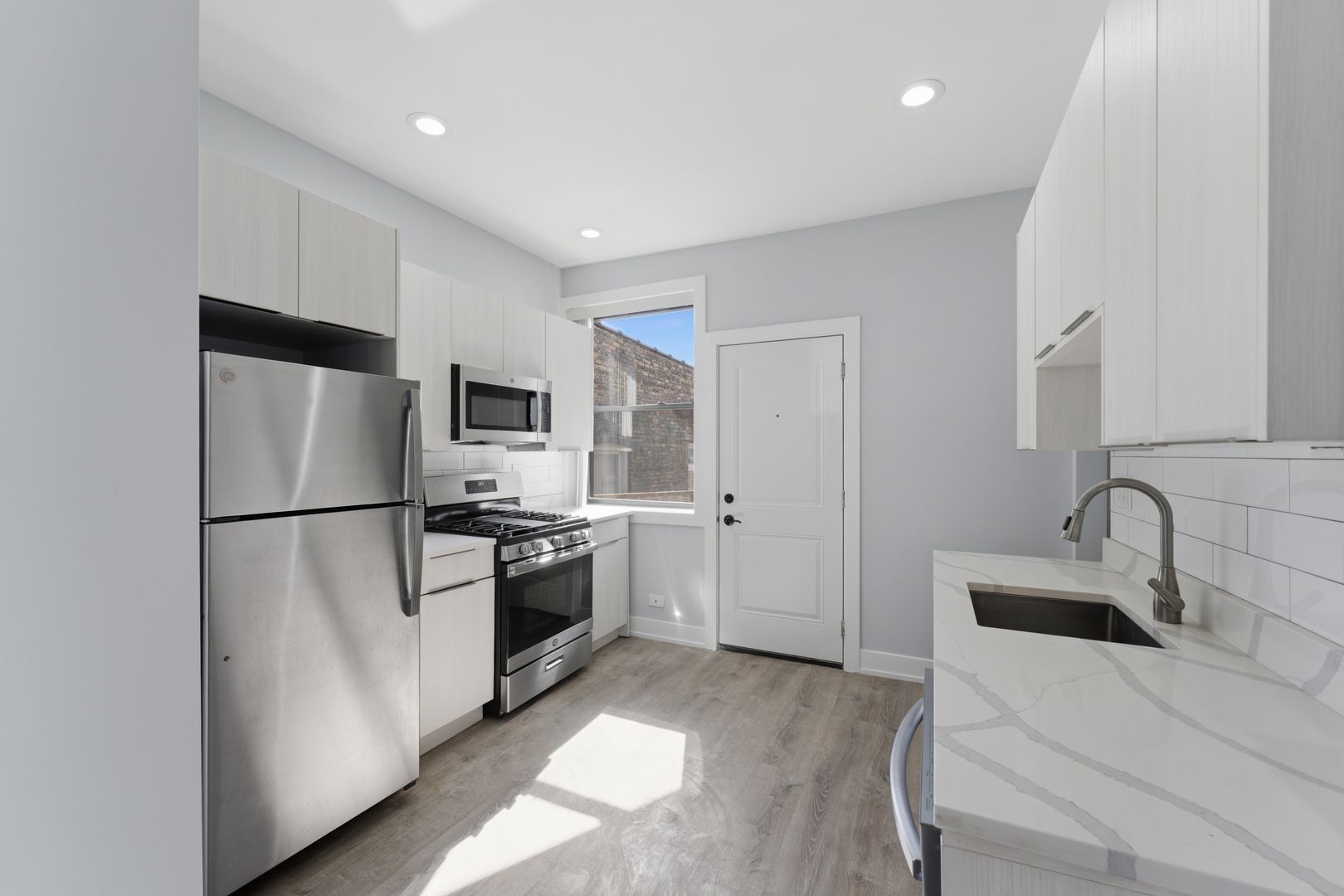 Chicago Apartment: 7618 - 26 N.Eastlake Terrace