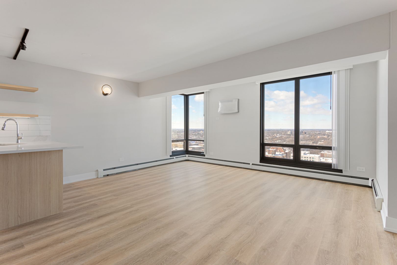 Chicago Apartment: 6166 N Sheridan Rd