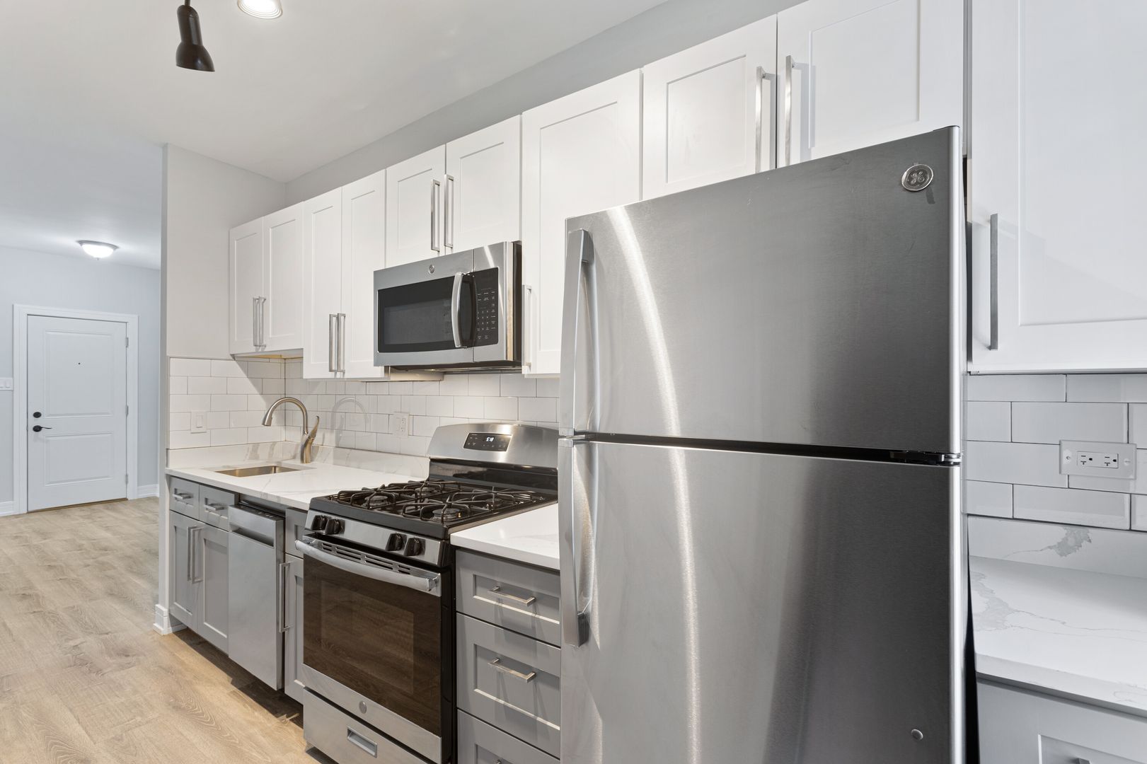 Chicago Apartment: 1902-1908 W Morse Ave