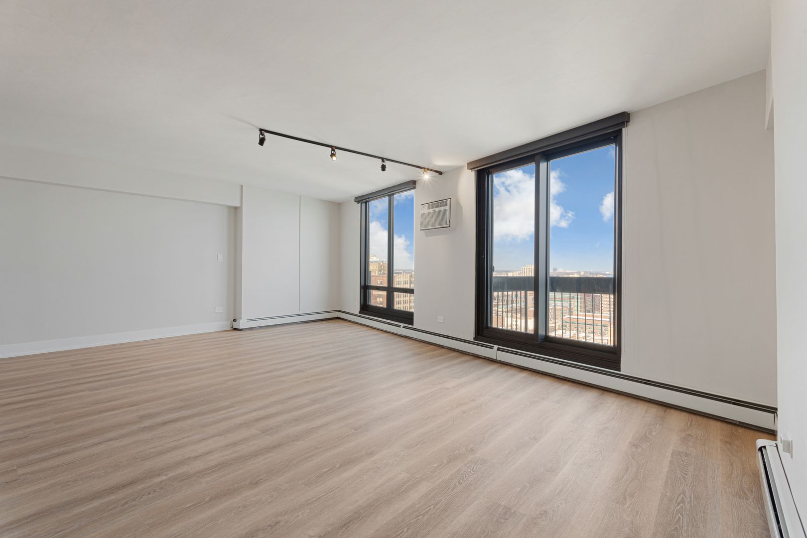 Chicago Apartment: 6166 N Sheridan Rd