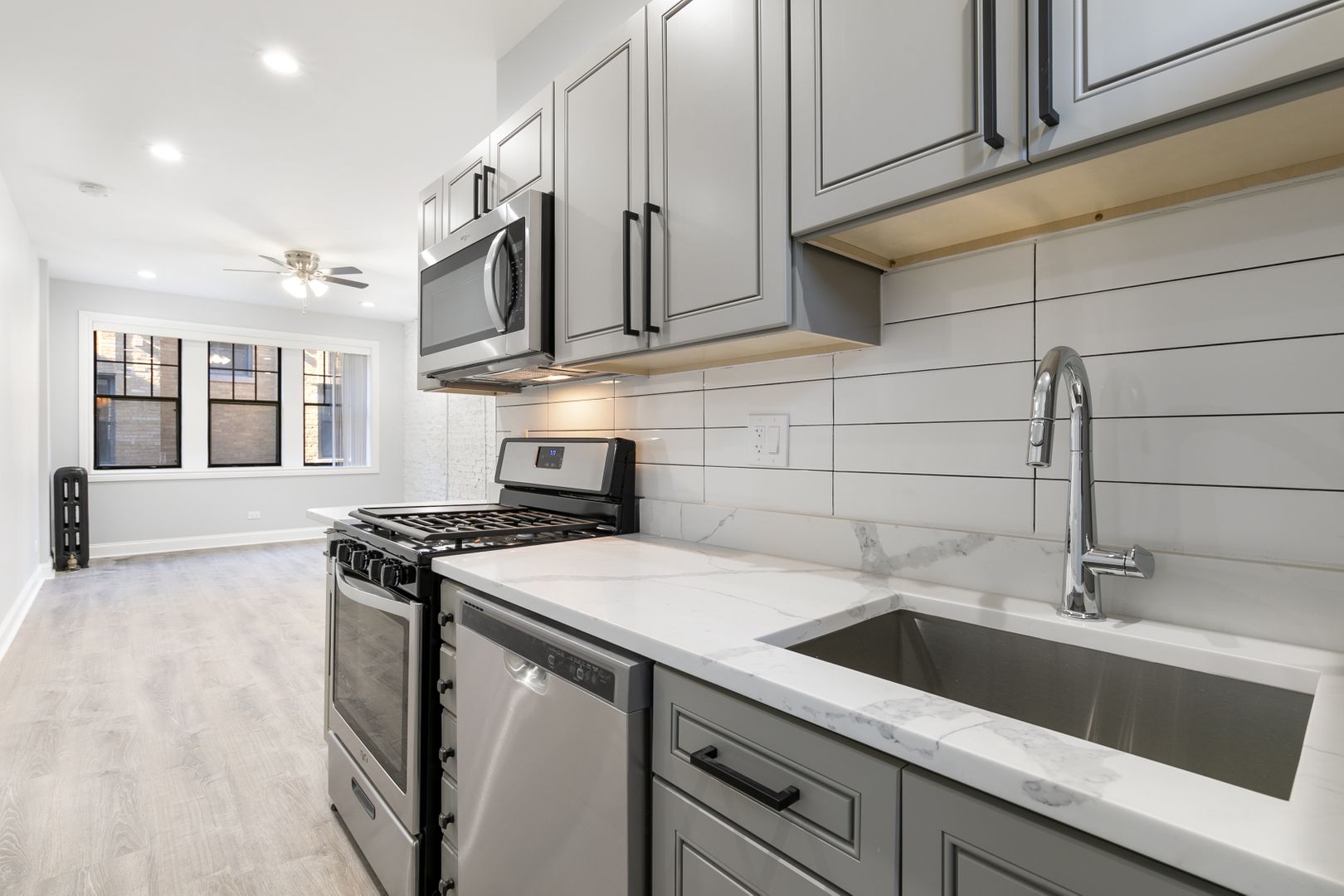 Chicago Apartment: 7618 - 26 N.Eastlake Terrace