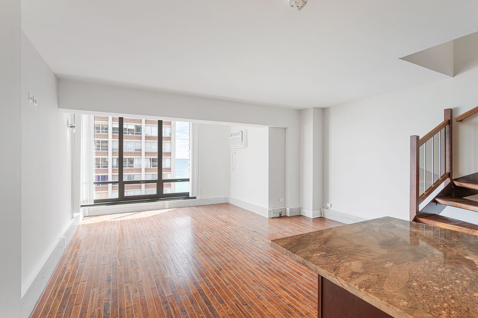 Chicago Apartment: 6166 N Sheridan Rd