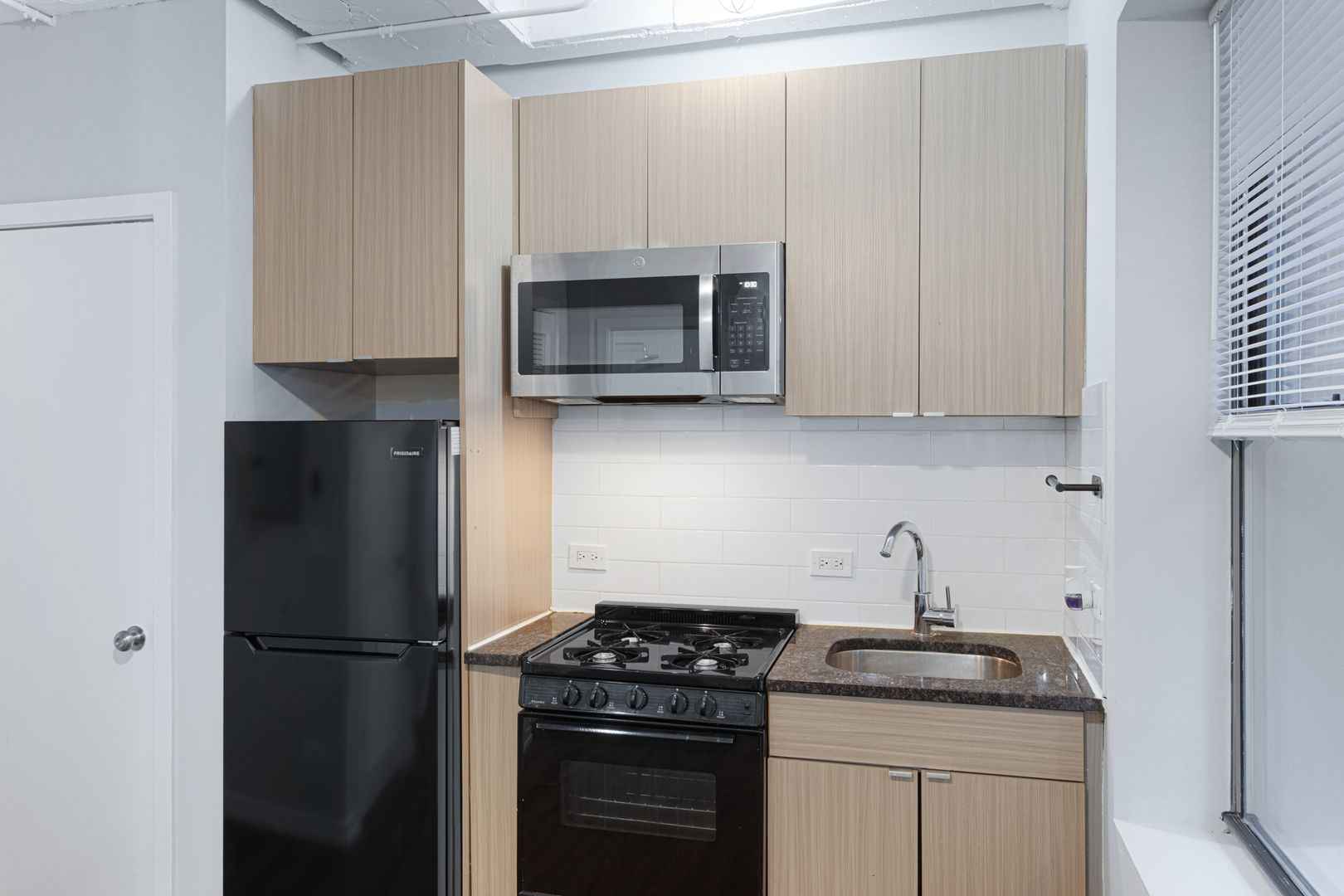 Chicago Apartment: 5718 N Winthrop Avenue