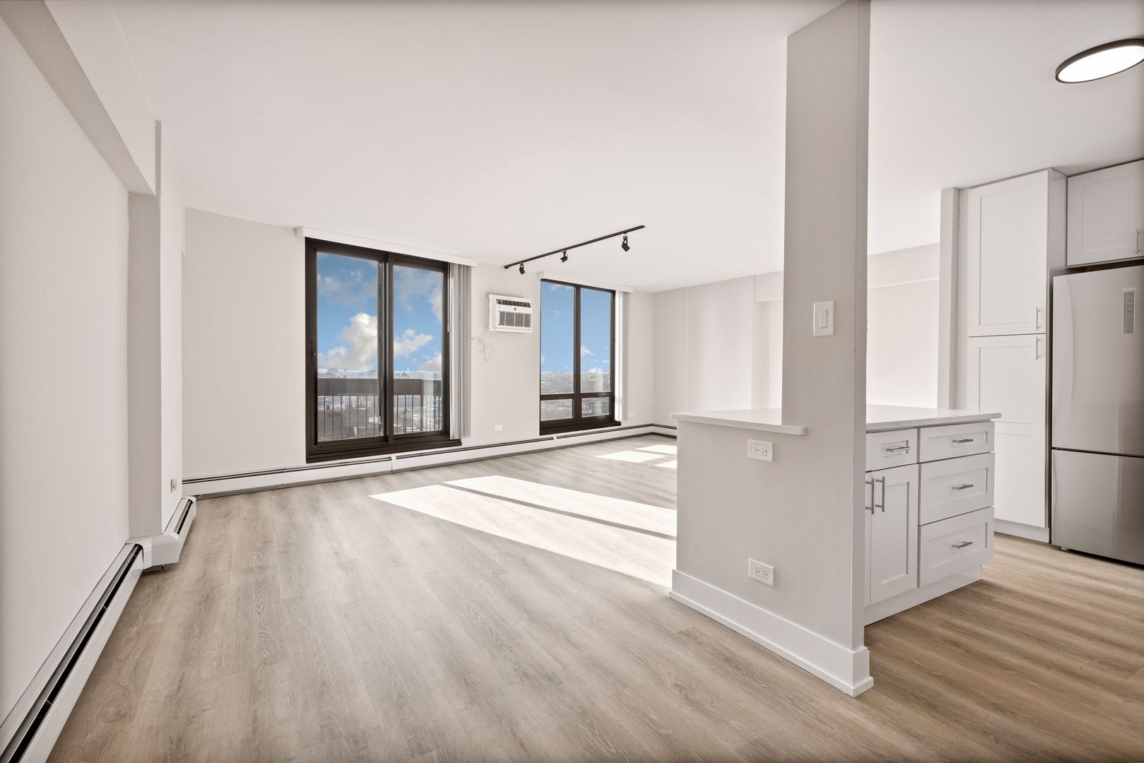 Chicago Apartment: 6166 N Sheridan Rd